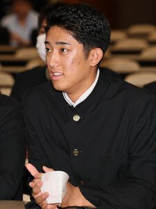 ドラフト会議を見守るため会見場に現れた横浜･織田翔希(撮影･水谷安孝)