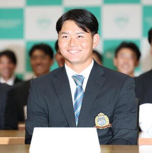 楽天からドラフト1位で指名され石井一久GMからのメッセージに笑顔を見せる青学大･鈴木泰成(撮影･宮地輝)