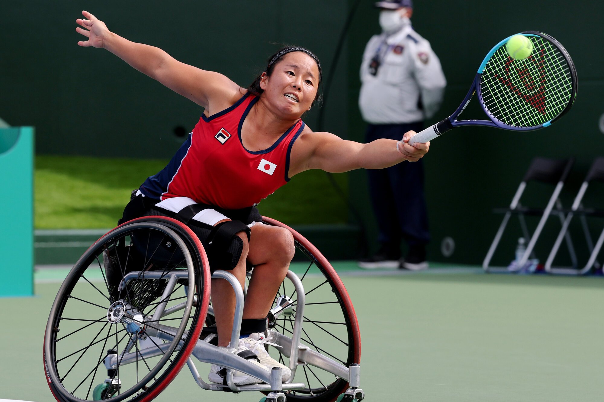 愛知･名古屋アジアパラ大会　車いすテニス女子シングルス決勝で、ボールを追う上地結衣=溝脇正撮影