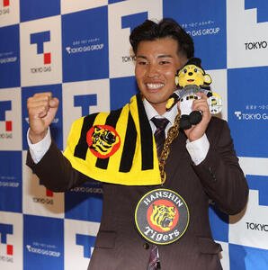 阪神からドラフト6位指名された東京ガス･越川海翔は記念撮影に納まる(撮影･柴田隆二)