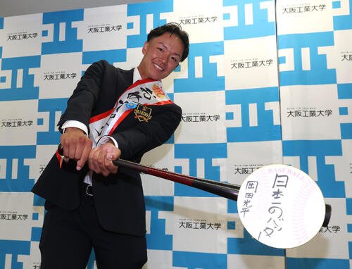 日本一のバッターと目標に書いた色紙をフルスイングする日本ハムから育成1位の指名を受けた大工大･岡田光平(撮影･白石智彦)