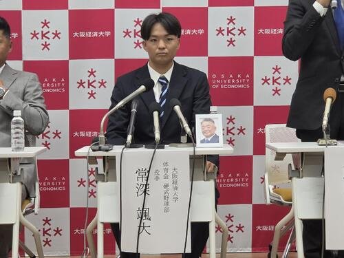 前監督の故･高代延博氏の遺影をとともに記者会見する大経大･常深颯太投手(撮影･寺尾博和)