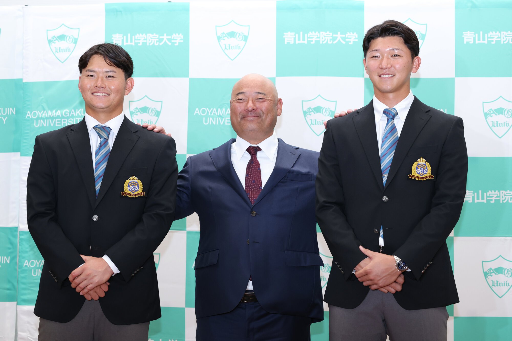 記念撮影に臨む青山学院大学の渡部海(左)と安藤寧則監督(中央)、鈴木泰成=2026年10月22日午後6時27分、東京都渋谷区、米田怜央撮影
