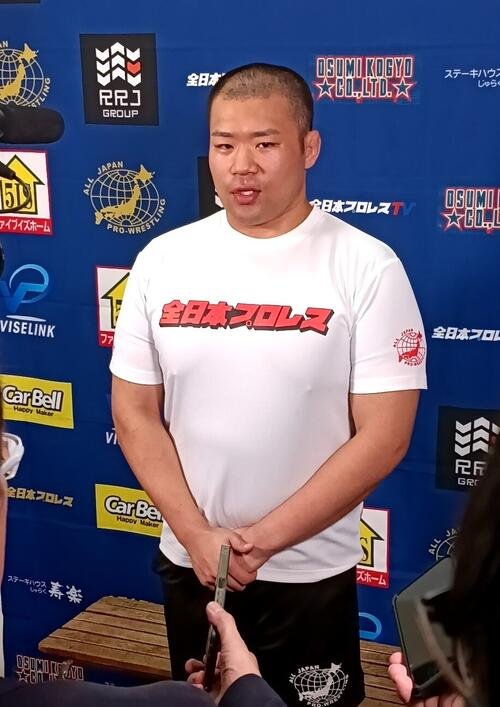 囲み取材に応じた塙元輝