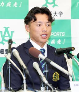 会見に臨む広島ドラフト1位の亜大･山里宝(撮影･鈴木正人)