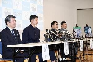 質問に答える左から山梨学院･吉田正校長、菰田陽生、吉田洸二監督、吉田健人部長(撮影･河田真司)