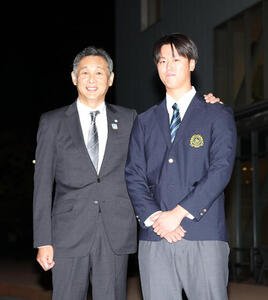 西武西口文也監督に肩を抱かれるドラフト1位の亜大･川尻啓人(撮影･鈴木正人)