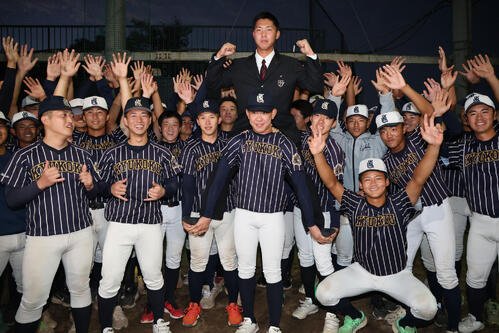 日本ハムからドラフト2位で指名された九州国際大付･牟礼翔は仲間に祝福される(撮影･梅根麻紀)