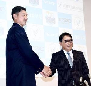 日本ハムから1位指名を受けた山梨学院･菰田陽生(左)は吉田洸二監督と握手を交わす(撮影･河田真司)