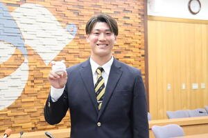ソフトバンクから5位で指名され笑顔を見せる東北福祉大･猪俣駿太