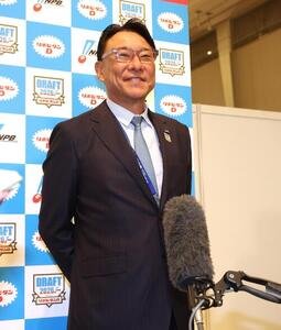 東京ガス･藤沢涼介を1位指名し笑顔で会見するヤクルト池山隆寛監督(撮影･黒川智章)