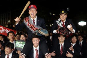 チームメートに担がれ祝福される、広島から2位指名を受けた立命大･西野啓也(左)とソフトバンクから2位指名を受けた有馬伽久(撮影･前田充)