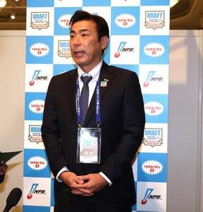 近大･宮原廉を1位指名し会見する中日荒木雅博球団本部長補佐(撮影･黒川智章)