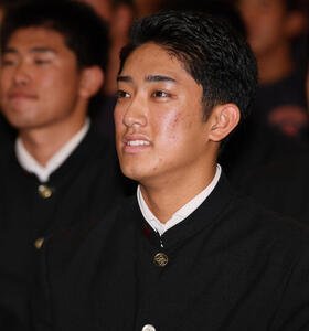 巨人からドラフト1位指名を受けた横浜･織田翔希はドラフト中継のCM中に笑顔を見せる(撮影･水谷安孝)