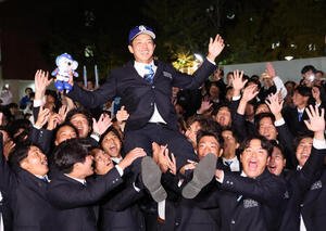 中日から1位で指名された近大･宮原廉はチームメイトから胴上げされる(撮影･西尾就之)