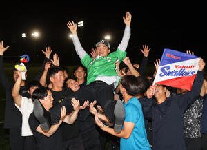 ヤクルトからドラフト1位指名さた東京ガス･藤沢涼介はナインから胴上げされる(撮影･柴田隆二)