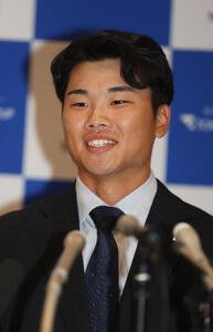 ヤクルトからドラフト1位指名され、会見する東京ガス･藤沢涼介(撮影･柴田隆二)