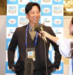 榊原七斗を1位指名し笑顔で会見する阪神藤川球児監督(撮影･黒川智章)