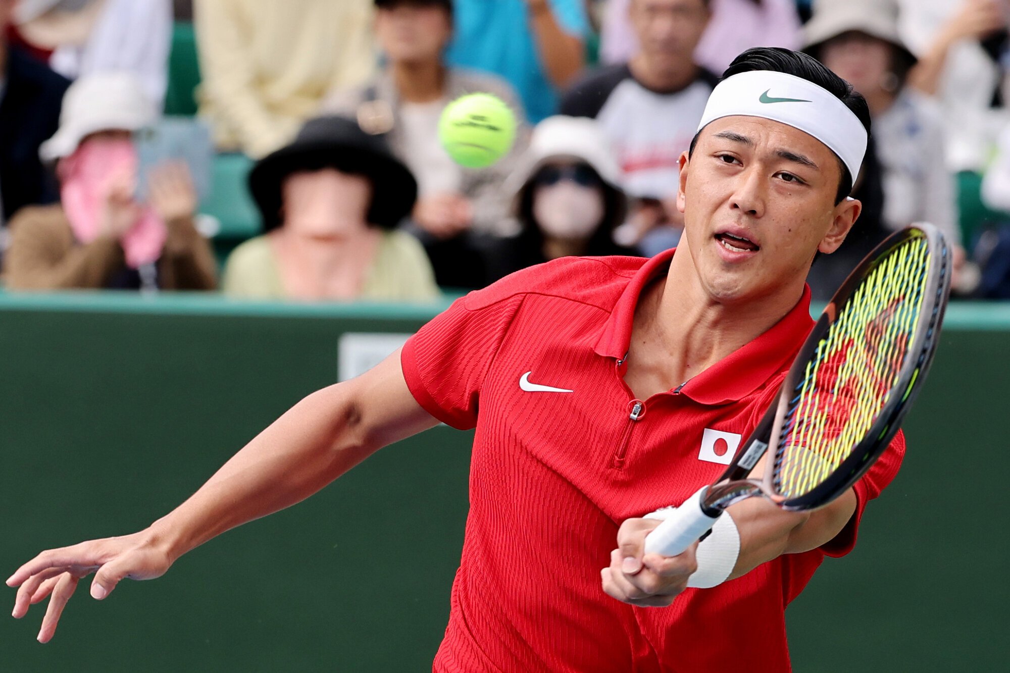 愛知･名古屋アジアパラ大会　車いすテニス男子シングルス準決勝でショットを放つ小田凱人=溝脇正撮影