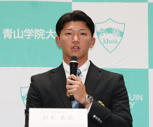 会見で話すソフトバンクドラフト1位青学大･鈴木泰成(撮影･宮地輝)
