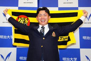 阪神1位指名で写真に納まる明大･榊原七斗(撮影･江口和貴)