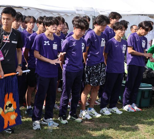 箱根駅伝予選会で14位に終わり肩を落とす明大の選手たち(2026年10月17日撮影)