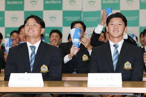 笑顔を見せる楽天ドラフト1位指名の青学大･渡部海(左)とソフトバンクドラフト1位指名の鈴木泰成(撮影･宮地輝)