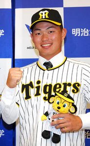 写真に納まる阪神1位の明大･榊原七斗(撮影･江口和貴)