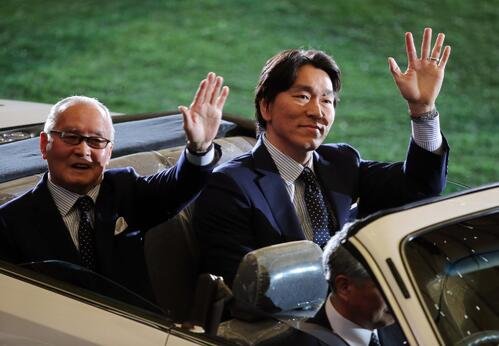 引退セレモニー後の場内1周で、オープンカーに乗って手を振る松井秀喜(右)と長嶋茂雄終身名誉監督(2013年5月撮影)