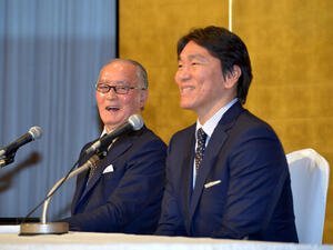 13年5月、国民栄誉賞表彰式　笑顔で記者会見に臨む松井秀喜氏と長嶋茂雄氏(左)