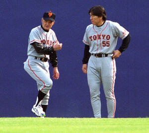 松井秀喜(右)を指導する長嶋茂雄監督(1999年5月撮影)