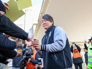 宮崎春季キャンプでファンの声に応えサインをする松井秀喜氏(2026年2月撮影)
