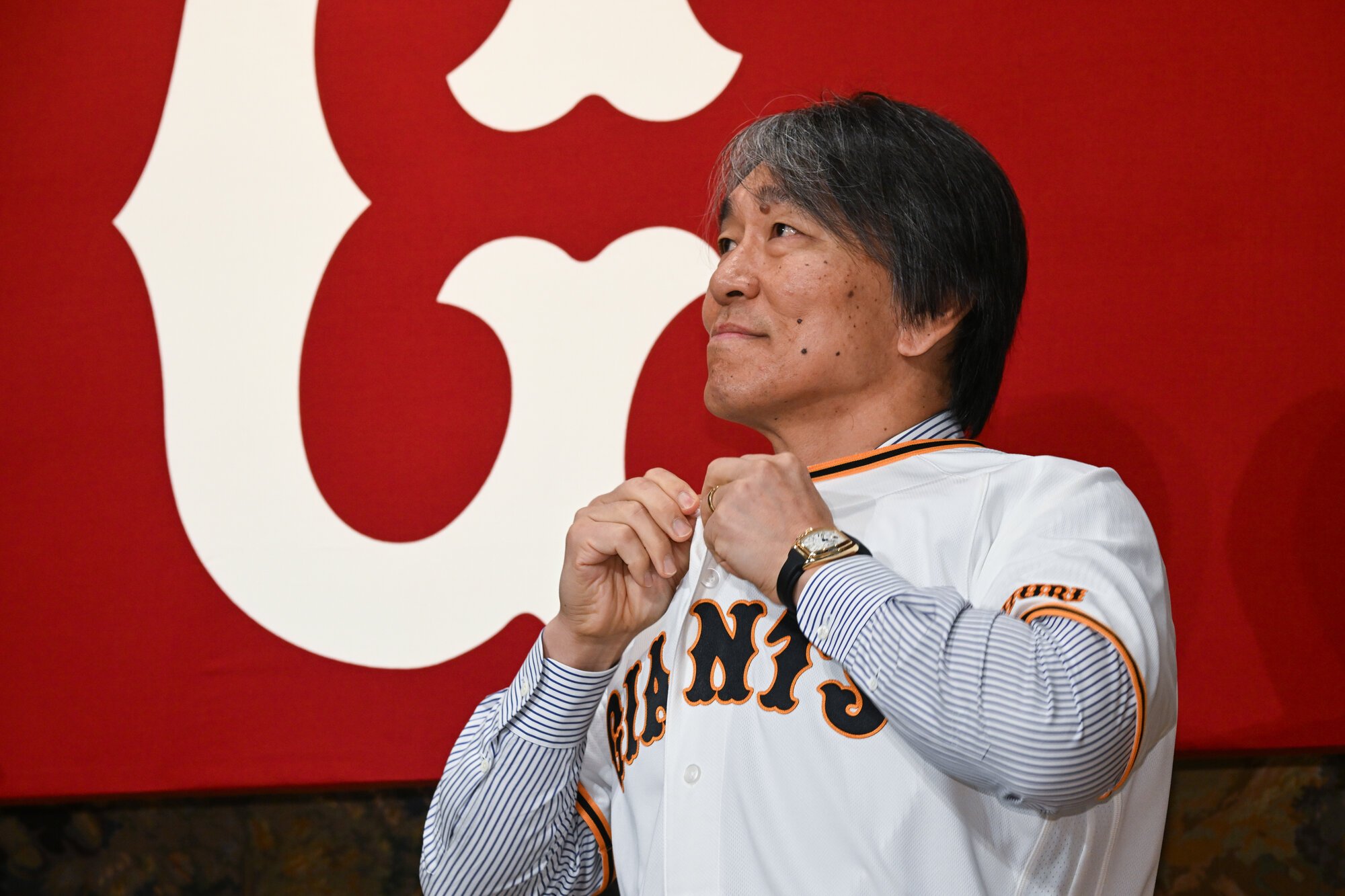 背番号｢90｣の巨人のユニホームを着る松井秀喜氏=2026年10月23日午後3時35分、東京都港区、浅野哲司撮影