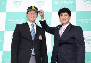 笑顔で写真に納まるソフトバンクドラフト1位の青学大･鈴木泰成(左)と城島健司CBO(撮影･鈴木正人)