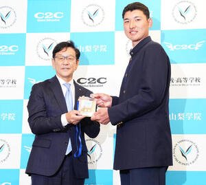 日本ハムドラフト1位の山梨学院･菰田陽生(右)は指名あいさつに訪れた栗山英樹CBOと記念撮影(撮影･鈴木みどり)
