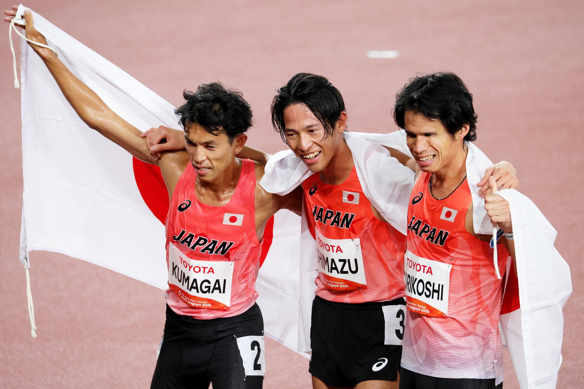 愛知･名古屋アジアパラ大会　陸上の男子5000メートル(視覚障害T12･T13)で優勝した嶋津雄大(中央)、2位の堀越信司(右)、3位の熊谷豊=溝脇正撮影