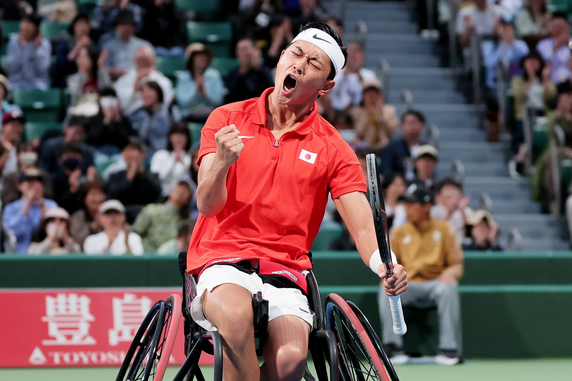 愛知･名古屋アジアパラ大会　車いすテニス男子シングルス決勝でポイントを奪い、ガッツポーズする小田凱人=吉田耕一郎撮影