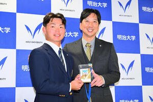 指名あいさつを受けた阪神ドラフト1位の明大･榊原七斗(左)は藤川球児監督のドラフト会議のサイン入りのADパスを手に記念撮影する(撮影･滝沢徹郎)