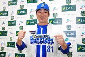 日本シリーズの前日会見を行い、写真に納まるDeNA相川亮二監督(撮影･江口和貴)