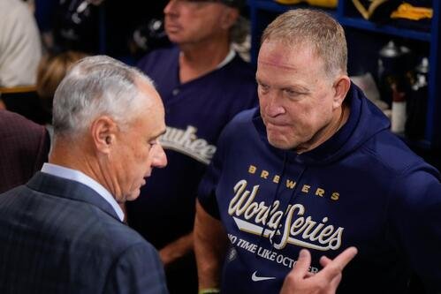 ワールドシリーズでブルワーズのマーフィー監督と話すロブ･マンフレッド･コミッショナー(AP)