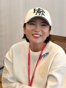 おめでたの報告会見を行うイ･ボミ