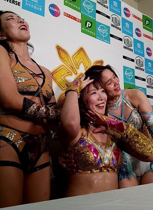 ラヴィアンローズの(左から)山中絵里奈、桜井麻衣、翔月なつみ