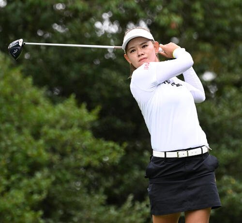 8番、ティーショットを打つ森井あやめ(撮影･石井愛子)
