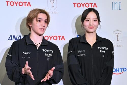 本田真凜(右)と宇野昌磨(26年7月撮影)