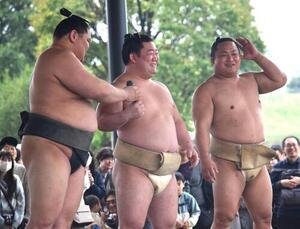 質問コーナーに登壇する、左から旭富士、嵐富士、翠富士