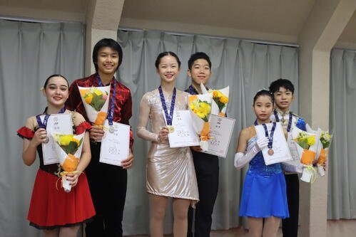 全日本ノービス選手権アイスダンスで優勝した八幡奈乃花、武正侑駕組(中央)。左は2位の秋田江鈴、土屋悠希組、右は3位の藪下桃莉、原侑組