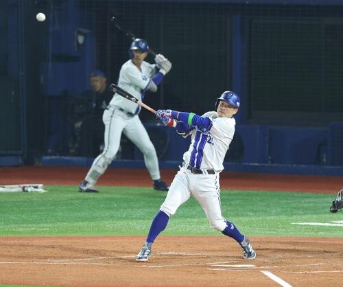 DeNA対ソフトバンク　1回裏DeNA1死一、二塁、安打を放つ筒香嘉智(撮影･黒川智章)