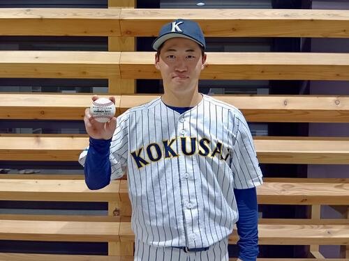 決勝3ランのホームランボールを手にする東日本国際大･伊藤航大外野手(撮影･高橋香奈)