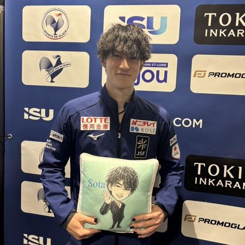 フランス杯男子SP後に写真に納まる山本草太(撮影･松本愛香通信員)