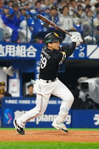DeNA対ソフトバンク　2回表ソフトバンク1死、右前打を放つ山本祐大(撮影･江口和貴)